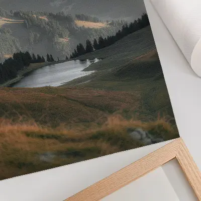 Wandposter mit Hügel-, See- und Bergkulisse in Harmonie