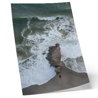 Poster felsige Küste mit Meereswellen und grünem Wasser