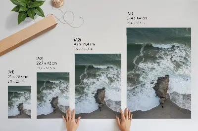 Poster felsige Küste mit Meereswellen und grünem Wasser