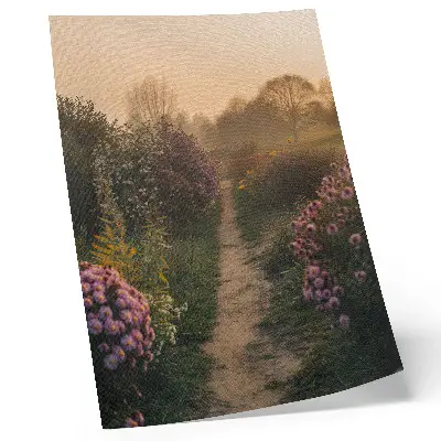 Wandposter mit bezaubernden Gartenwegblumen im Morgennebel