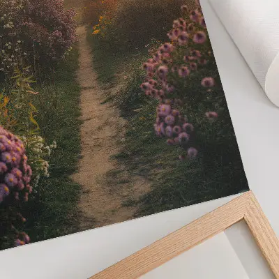 Wandposter mit bezaubernden Gartenwegblumen im Morgennebel