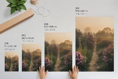 Wandposter mit bezaubernden Gartenwegblumen im Morgennebel