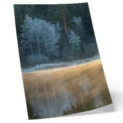 Kunstdruck auf Leinwand ein stiller Wald über der Wasseroberfläche mit mystischer Aura