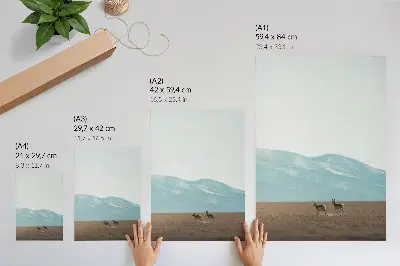 Leinwand-Kunstdruck Antilopen vor einer Bergkulisse an einem friedlichen Ort