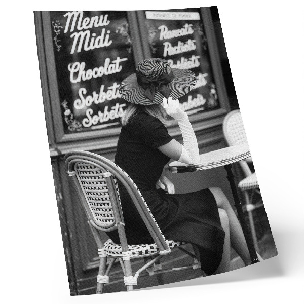 Kunstdruck leinwand Eine Frau mit Hut an einem Tisch in einem Café