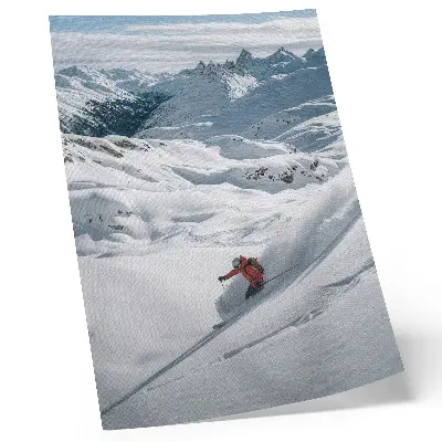 Poster Skifahrer in Aktion vor weißer Gebirgskulisse unter blauem Himmel