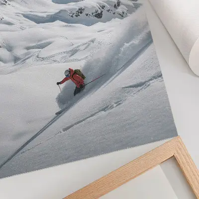 Poster Skifahrer in Aktion vor weißer Gebirgskulisse unter blauem Himmel
