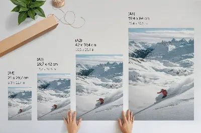 Poster Skifahrer in Aktion vor weißer Gebirgskulisse unter blauem Himmel