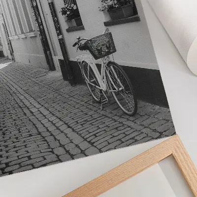 Wandposter mit Motiv von Straße, Mietshäusern, Blumen und Fahrrad in Schwarzweiß