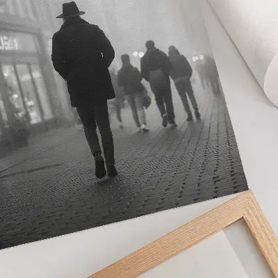 Poster Gestalt mit Hut, Nebel und Regenschirmen in geheimnisvoller Atmosphäre
