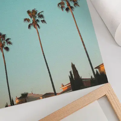 Wandposter mit Palmen vor blauem Hintergrund für eine exotische Atmosphäre
