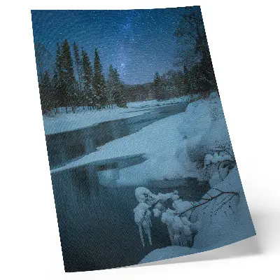 Poster mit Winterlandschaft, Fluss, Bäumen und Sternen