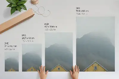 Kunstdruck auf Leinwand Gelbes Haus in einer friedlichen Berglandschaft bei Nebel