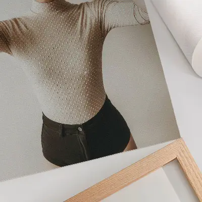 Wandposter mit Retro-Eleganz in Zylinderform und subtilem Minimalismus
