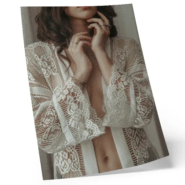 Poster mit einer Darstellung von Spitze, Zartheit, Eleganz und klassischer Weiblichkeit