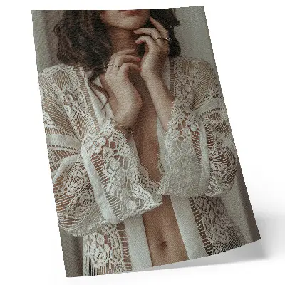 Poster mit einer Darstellung von Spitze, Zartheit, Eleganz und klassischer Weiblichkeit