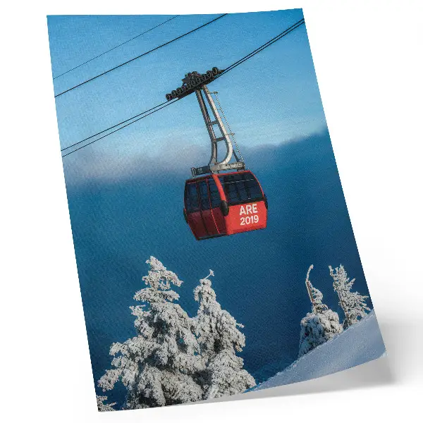 Wandposter Winterlandschaft mit roter Gondel und weißen Bäumen