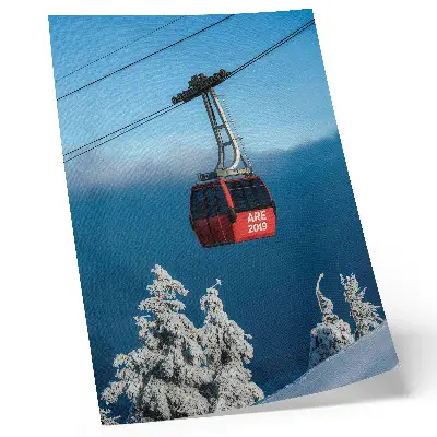 Wandposter Winterlandschaft mit roter Gondel und weißen Bäumen