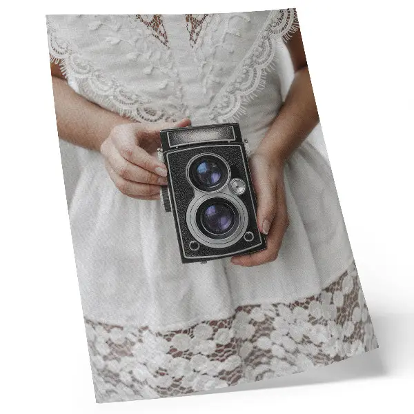 Wandposter Kamera in Spitzenkleid mit nostalgischer Zartheit