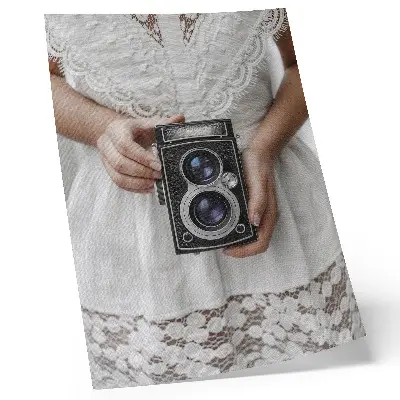 Wandposter Kamera in Spitzenkleid mit nostalgischer Zartheit