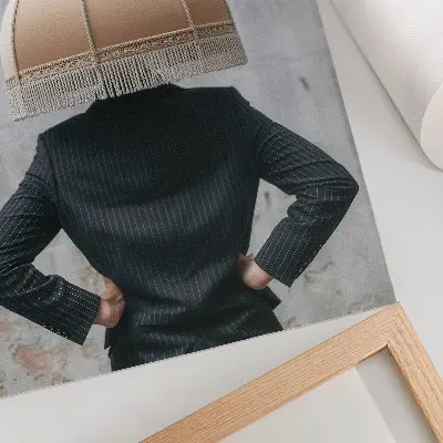 Leinwand-Kunstdruck ein edler Lampenschirm und ein eleganter Anzug als Kontrast der Texturen