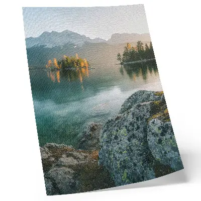 Kunstdruck auf Leinwand Berge, See, Insel an einem nebligen Morgen
