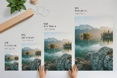 Kunstdruck auf Leinwand Berge, See, Insel an einem nebligen Morgen