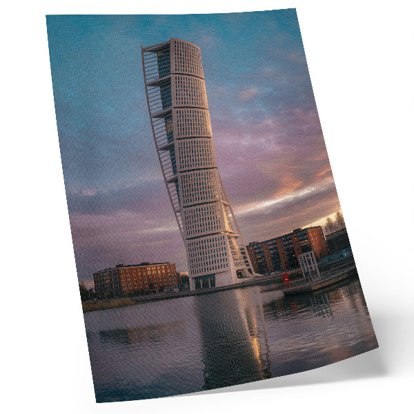 Poster Ein moderner Turm vor der Kulisse des Sonnenuntergangs