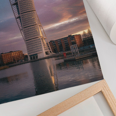 Poster Ein moderner Turm vor der Kulisse des Sonnenuntergangs