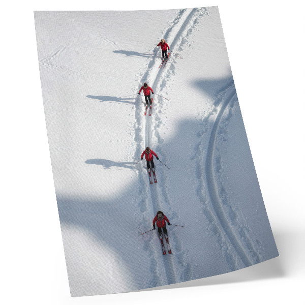 Wandposter Skifahrer im Schnee in roten Jacken