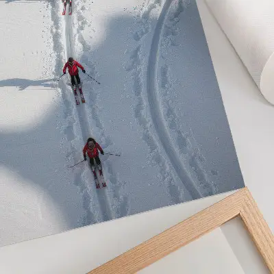 Wandposter Skifahrer im Schnee mit roten Jacken