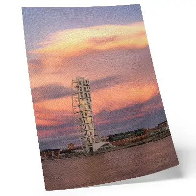 Poster moderner Turm vor pastellfarbenem Himmel bei Sonnenuntergang