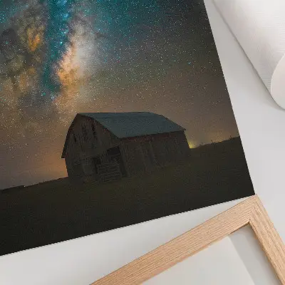 Kunstdruck auf Leinwand Nachthimmel mit Sternen und Milchstraße über einer Scheune