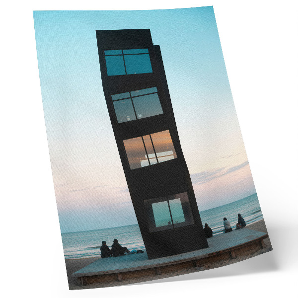 Poster Ein moderner schwarzer Turm über einem blauen Meer