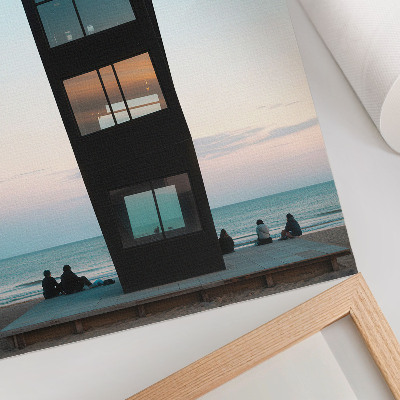 Poster Ein moderner schwarzer Turm über einem blauen Meer