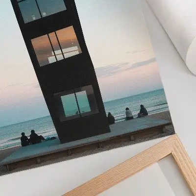 Poster moderner schwarzer Turm über einem blauen Meer