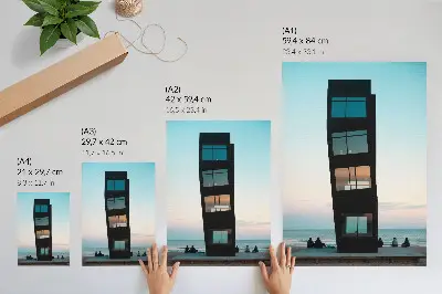 Poster moderner schwarzer Turm über einem blauen Meer