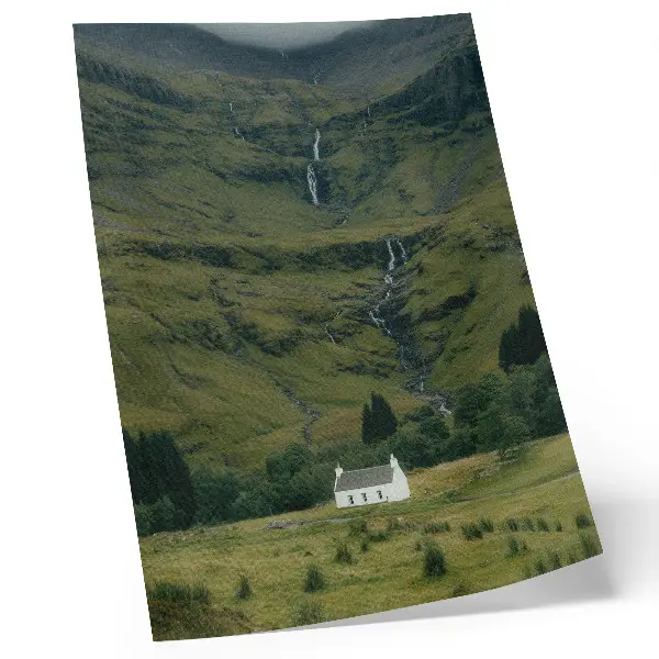 Leinwand-Kunstdruck mit grünen Hügeln, malerischem Cottage und friedlicher Atmosphäre
