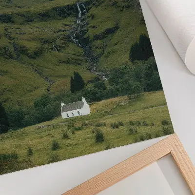 Leinwand-Kunstdruck mit grünen Hügeln, malerischem Cottage und friedlicher Atmosphäre