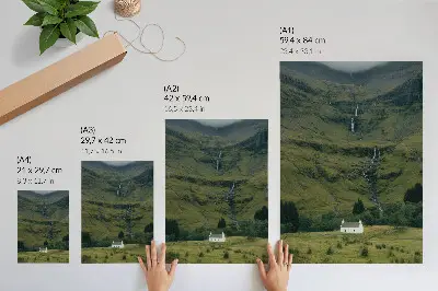 Leinwand-Kunstdruck mit grünen Hügeln, malerischem Cottage und friedlicher Atmosphäre