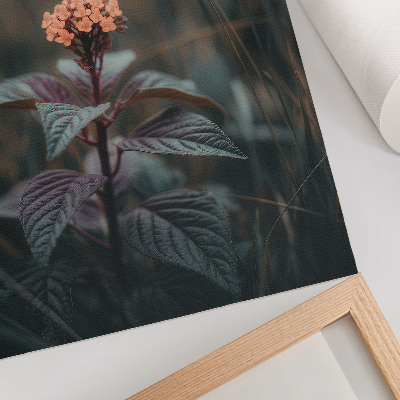 Poster Eine Pflanze mit einer farbenfrohen Blüte vor grünem Hintergrund