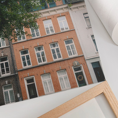 Wandposter Bunte Fassaden, grüne Bäume, Sonne am Himmel