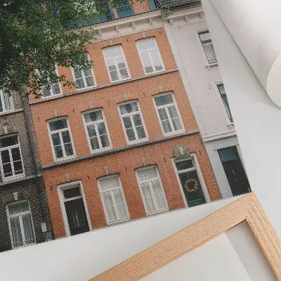 Wandposter bunte Fassaden mit grünen Bäumen unter sonnigem Himmel