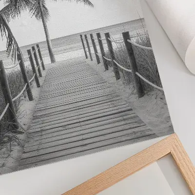 Wandposter tropischer Steg mit Palmen vor einem endlosen Sandstrand