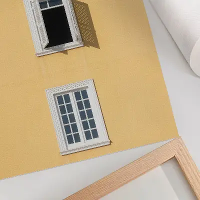 Wandposter gelbe Fassade mit drei Fenstern in symmetrischer Schlichtheit