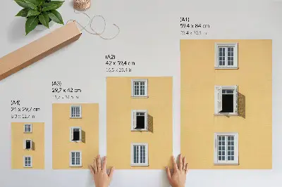 Wandposter gelbe Fassade mit drei Fenstern in symmetrischer Schlichtheit