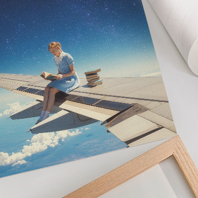 Wandposter Mädchen auf dem Flügel eines Flugzeugs – Universum-Bücher