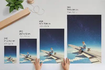 Wandposter Mädchen auf dem Flügel eines Flugzeugs von Universum Bücher