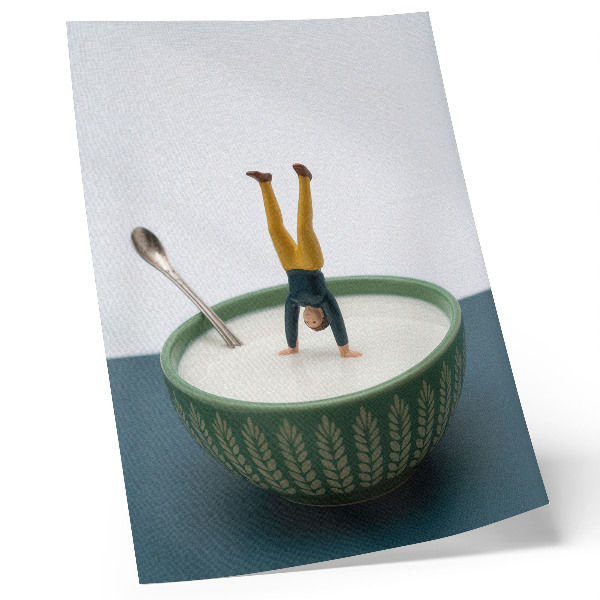 Poster Figur in einer Schüssel mit Milch und grünen Blättern