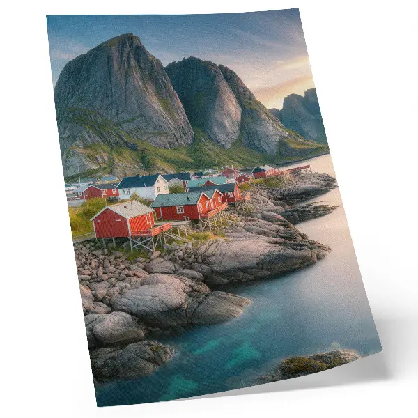 Kunstdruck auf Leinwand charmante Ferienhäuser am ruhigen Meer vor majestätischen Bergen